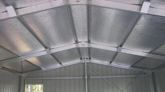 Tấm cách nhiệt cấu trúc dạng xốp với nhiều lỗ khí nhỏ, giúp cách nhiệt tốt, thường được lắp đặt dưới lớp mái tôn để giảm nhiệt độ